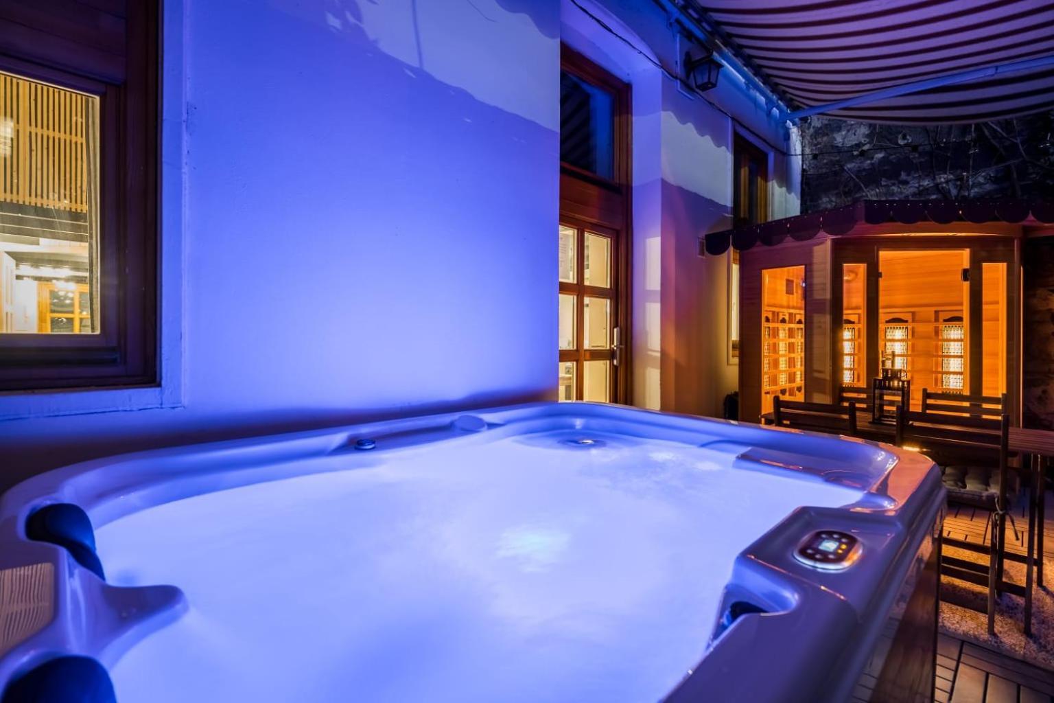 Wellness Wonderland: Garden, Sauna, Jacuzzi In Cbd Budapest Bagian luar foto