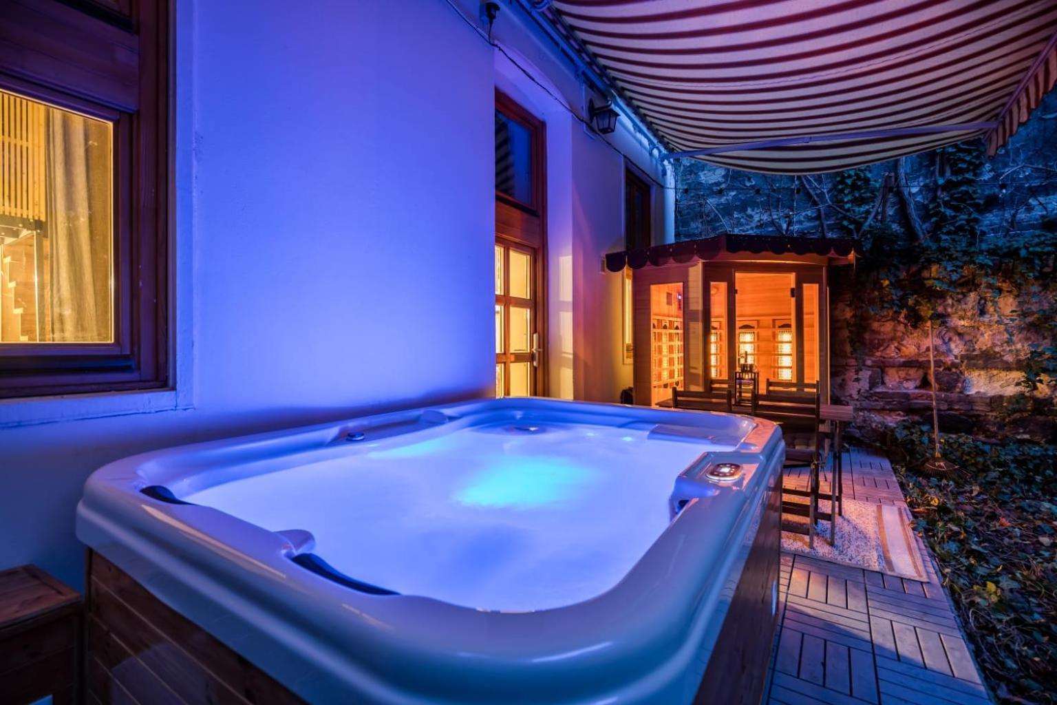 Wellness Wonderland: Garden, Sauna, Jacuzzi In Cbd Budapest Bagian luar foto