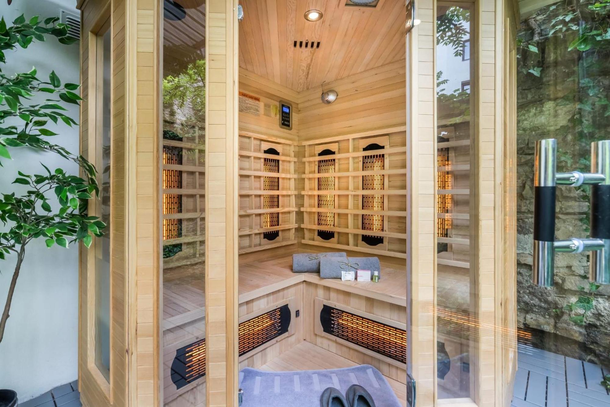 Wellness Wonderland: Garden, Sauna, Jacuzzi In Cbd Budapest Bagian luar foto