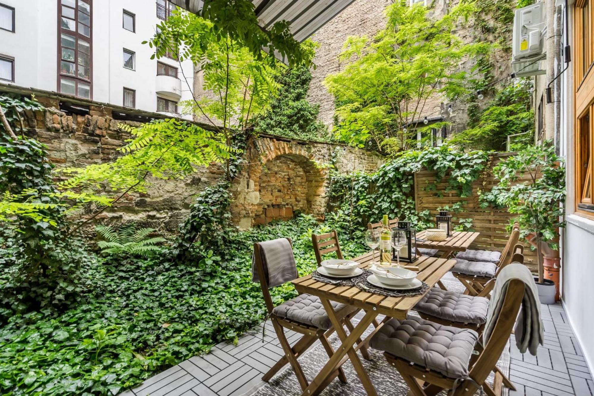 Wellness Wonderland: Garden, Sauna, Jacuzzi In Cbd Budapest Bagian luar foto
